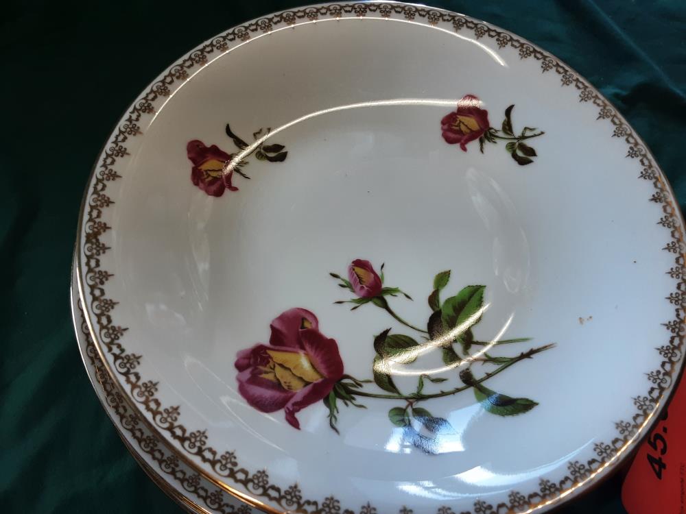SERVICE DE TABLE A COMPLÉTER FLEURS ROSES