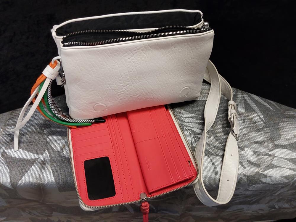 SAC A MAIN + PORTE FEUILLE BLANC DESIGUAL