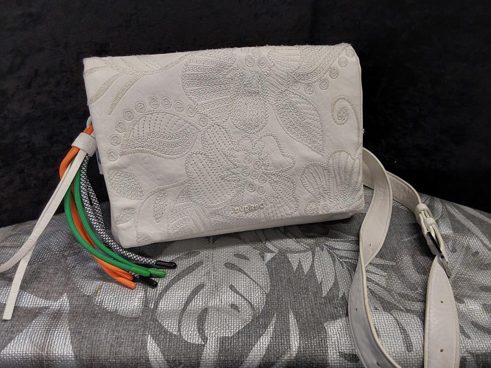 SAC A MAIN + PORTE FEUILLE BLANC DESIGUAL