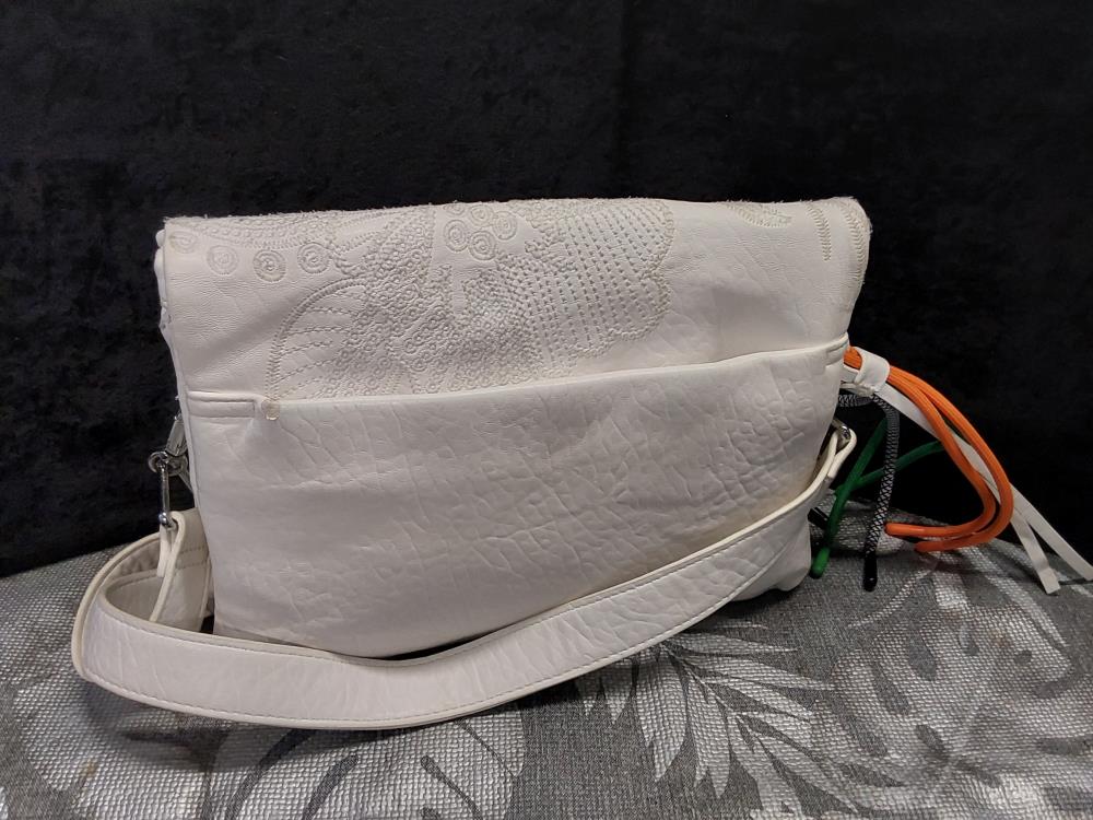 SAC A MAIN + PORTE FEUILLE BLANC DESIGUAL