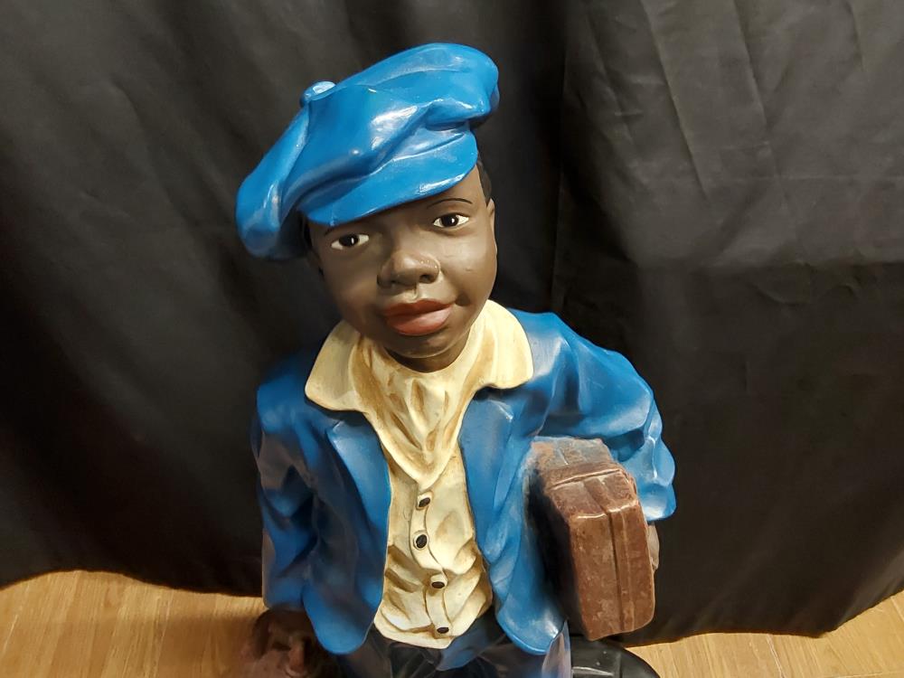 STATUE ENFANT AUX VALISES EN RESINE A RESTAURER H.80CM