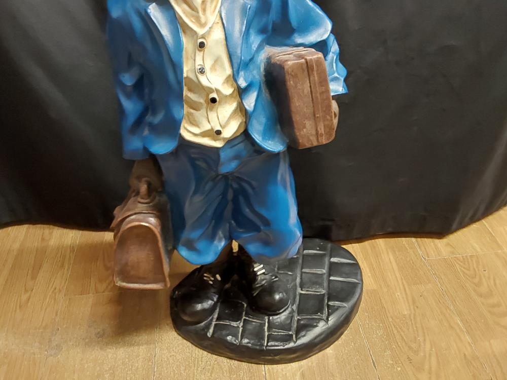 STATUE ENFANT AUX VALISES EN RESINE A RESTAURER H.80CM