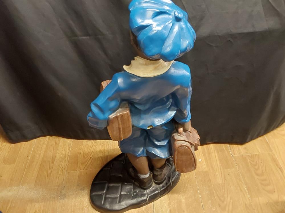 STATUE ENFANT AUX VALISES EN RESINE A RESTAURER H.80CM