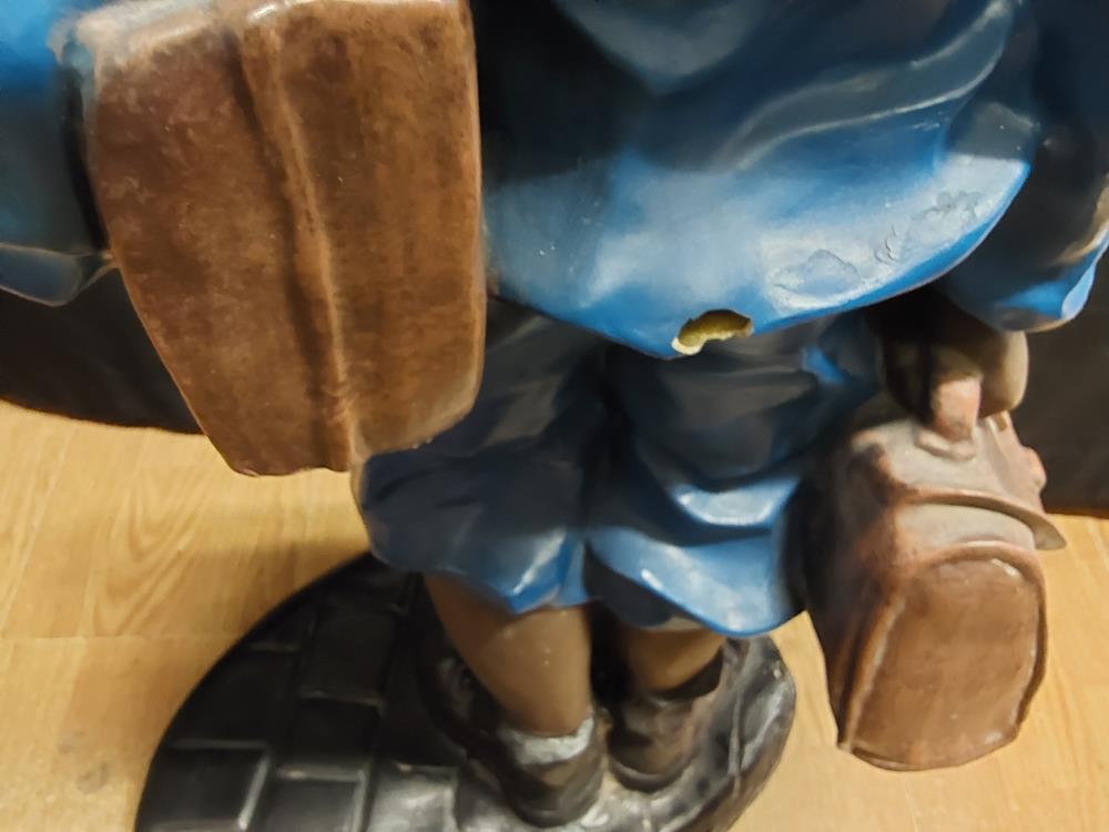 STATUE ENFANT AUX VALISES EN RESINE A RESTAURER H.80CM