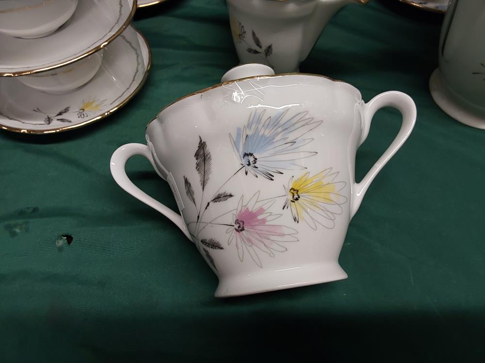 SERVICE A CAFE LIMOGES MOTIF FLEURS BLEUE/JAUNE/ROSE 12 PERSONNES