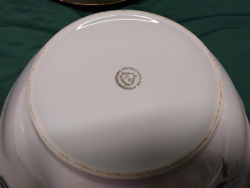 SERVICE DE TABLE A COMPLÉTER LIMOGES MOTIF FLEURS BLEUE/JAUNE/ROSE BORDURES DORÉES