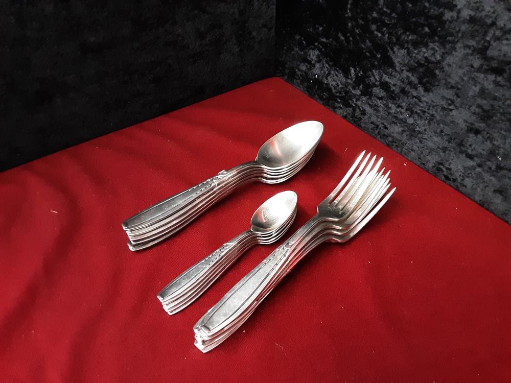 MENAGÈRE A COMPLETER EN M.A 6 CUILLERES A SOUPES - 6 FOURCHETTES - 5 CUILLÈRE A CAFE