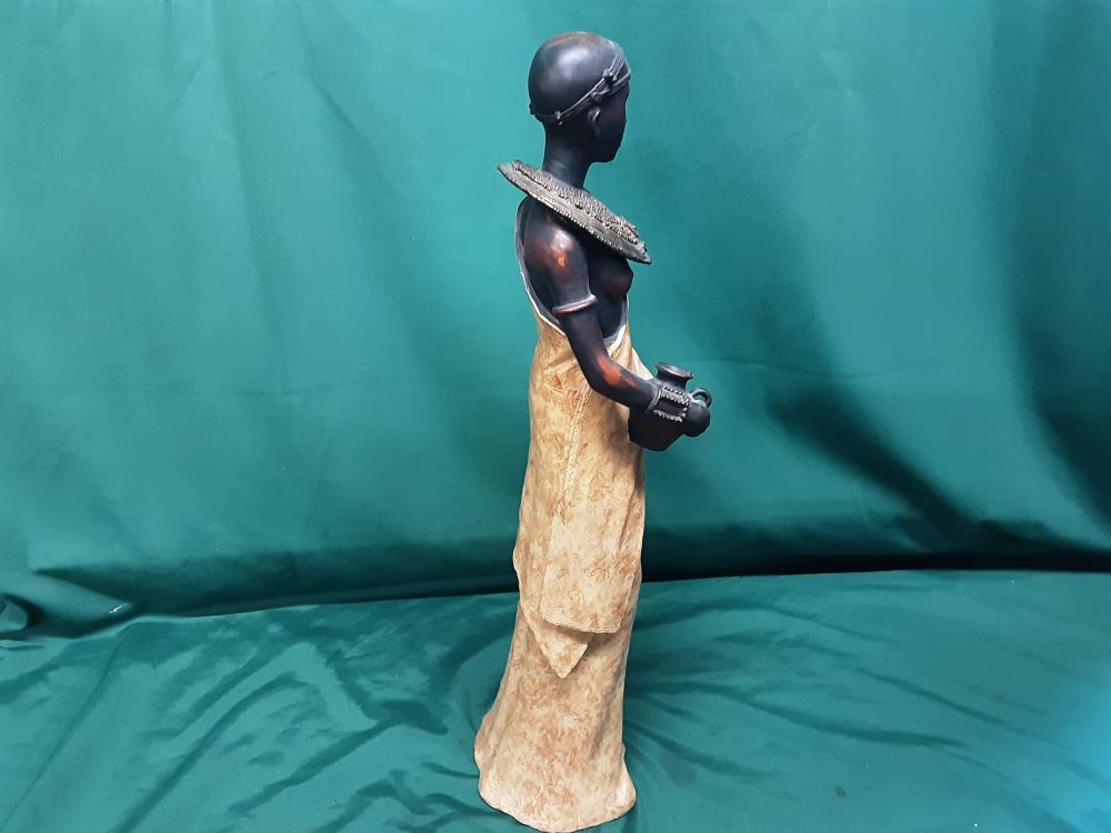 STATUETTE FEMME AFRICAINE PORTEUR D'EAU EN RÉSINE H.45CM
