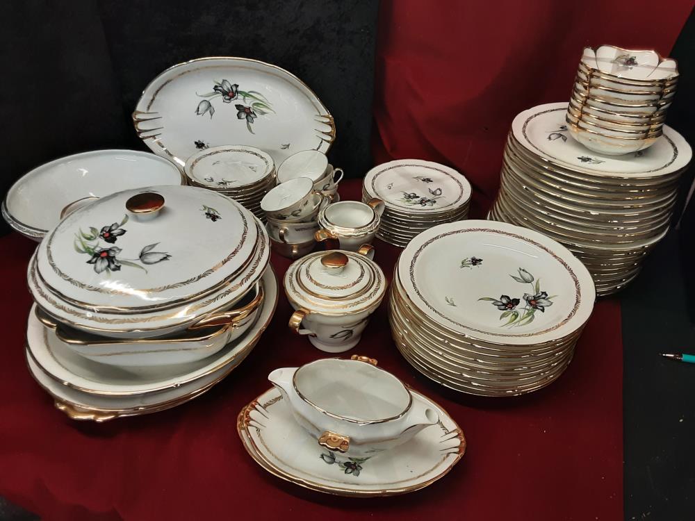 SERVICE DE TABLE + CAFE PORCELAINE DE LIMOGES FLEURS NOIRES BORDURES DORÉES