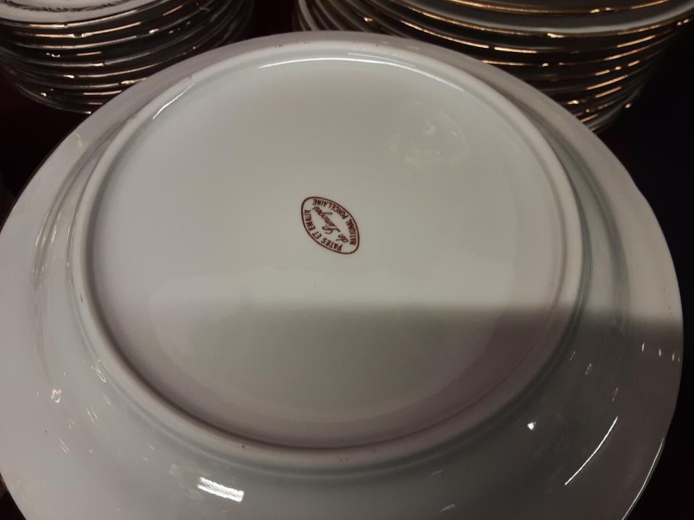 SERVICE DE TABLE + CAFE PORCELAINE DE LIMOGES FLEURS NOIRES BORDURES DORÉES