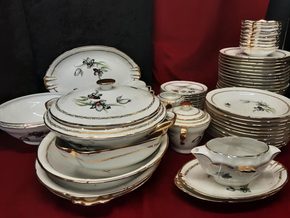 SERVICE DE TABLE + CAFE PORCELAINE DE LIMOGES FLEURS NOIRES BORDURES DORÉES