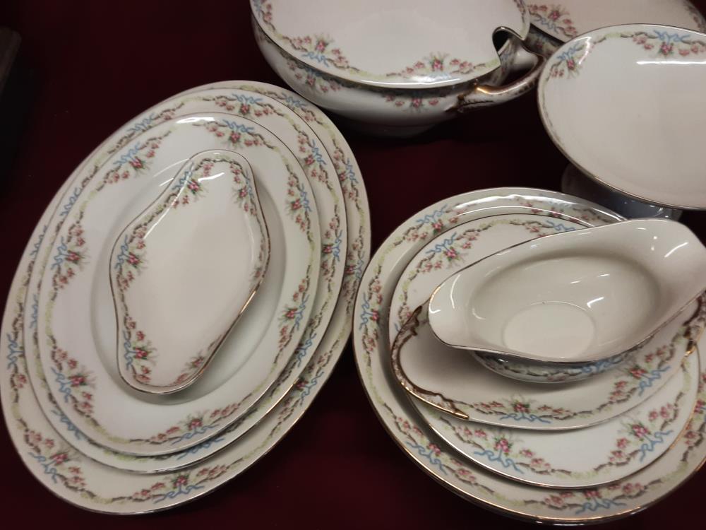 SERVICE DE TABLE SANS ASSIETTE EN PORCELAINE DE LIMOGES