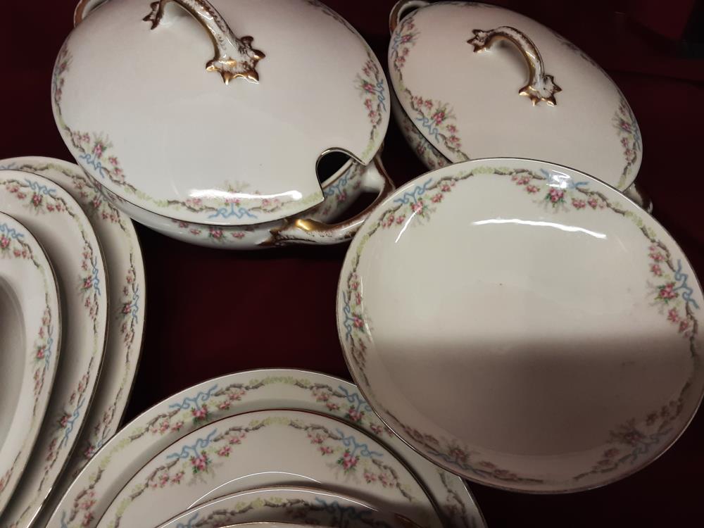 SERVICE DE TABLE SANS ASSIETTE EN PORCELAINE DE LIMOGES