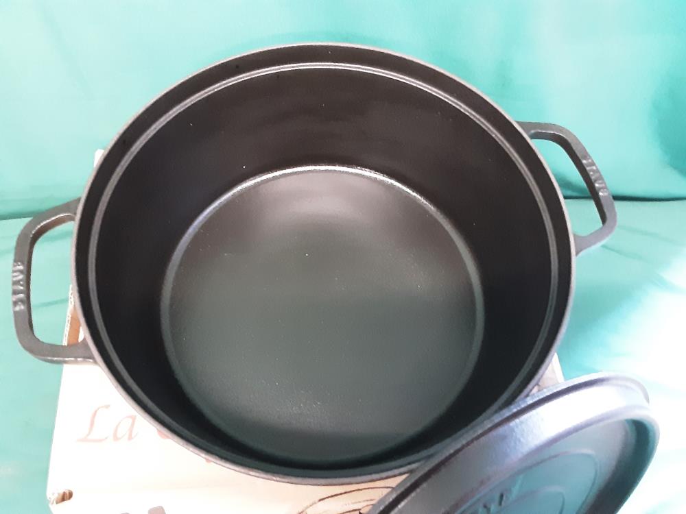 COCOTTE STAUB RONDE EN FONTE 5L9 DIAMETRE 32CM HAUT 15CM