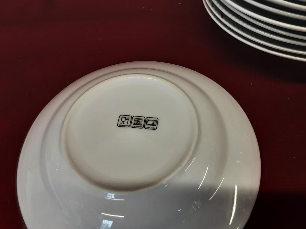 LOT ASSIETTES PLATES CREUSES ET DESSERT A RAYURES  12 PERSONNES