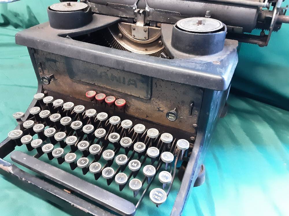 MACHINE À ÉCRIRE URANIA