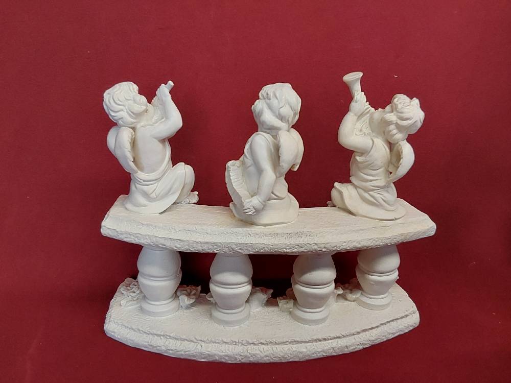 TRIO D'ANGES MUSICIENS SUR BANC EN RESINE COLORIS BLANC