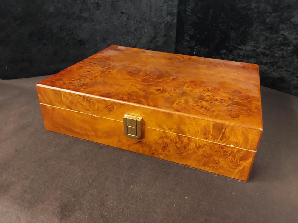 BOÎTE À CIGARES AVEC ACCESSOIRES
