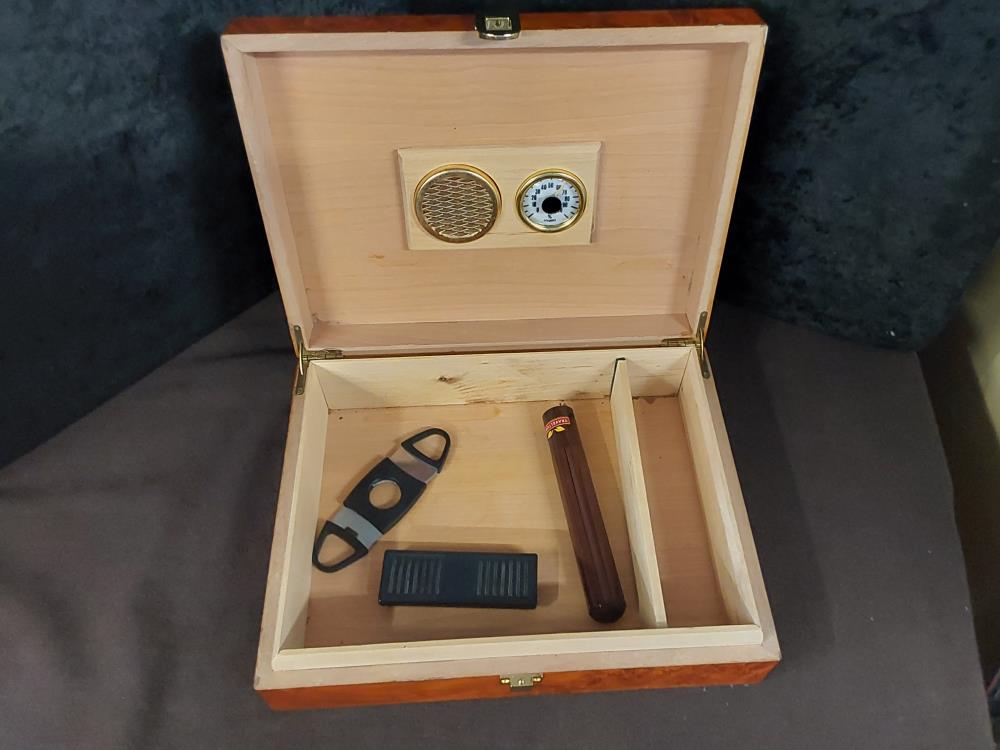 BOÎTE À CIGARES AVEC ACCESSOIRES