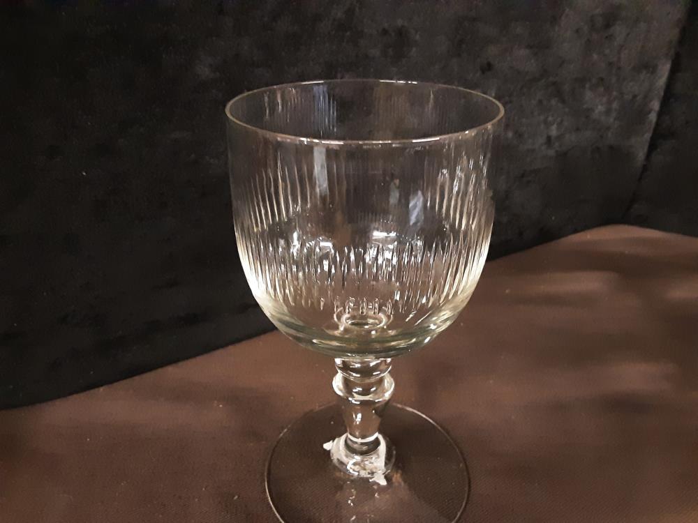 LOT DE 8 VERRES ANCIENS CISELES