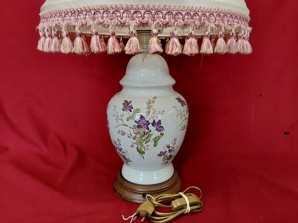 LAMPE PIED PORCELAINE MOTIF FLEURS VIOLETTES ABAT JOUR BEIGE