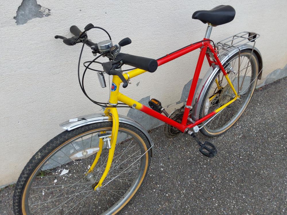 VELO JAUNE ET ROUGE