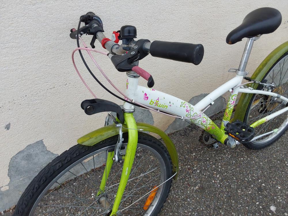 VELO POUR ENFANT B'TWIN BLANC ET VERT