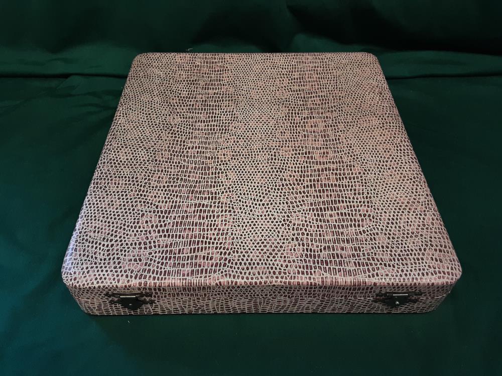 BOÎTE DE COUTEAUX 12 VIANDES 12 FROMAGES - MANCHE BAKELITE