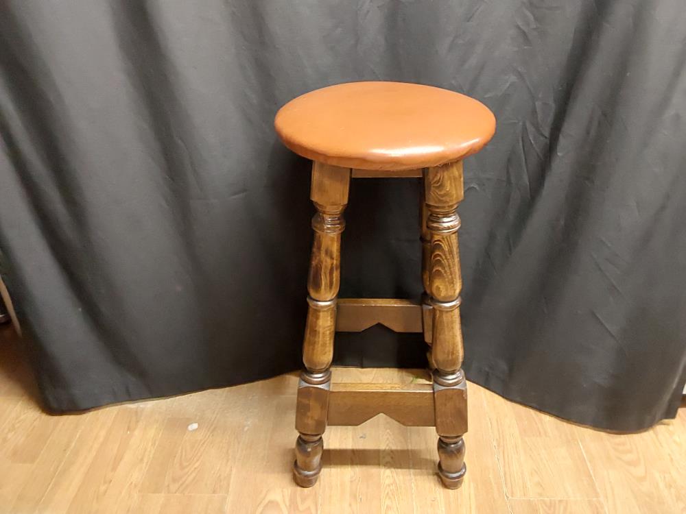 TABOURET EN BOIS ASSISE BRUNE