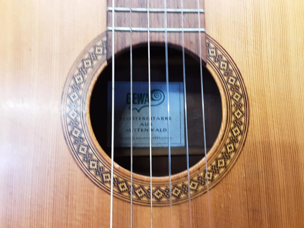 GUITARE CLASSIC GEWA AVEC HOUSE NOIRE