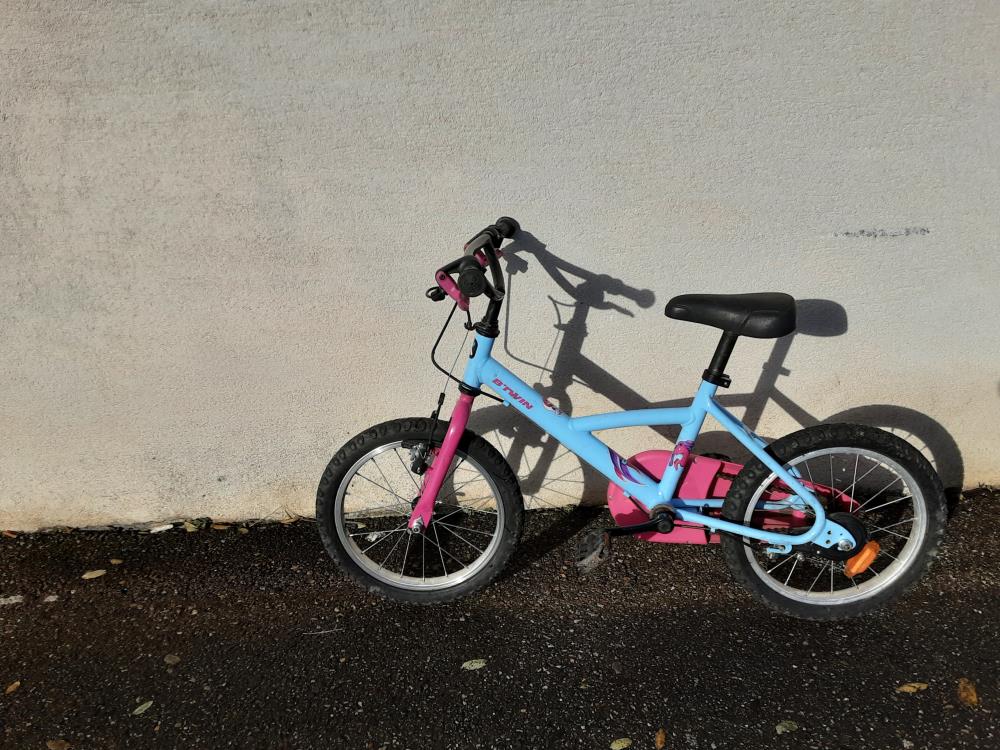 VELO ENFANT BTWIN ROSE ET BLEU 16 POUCES