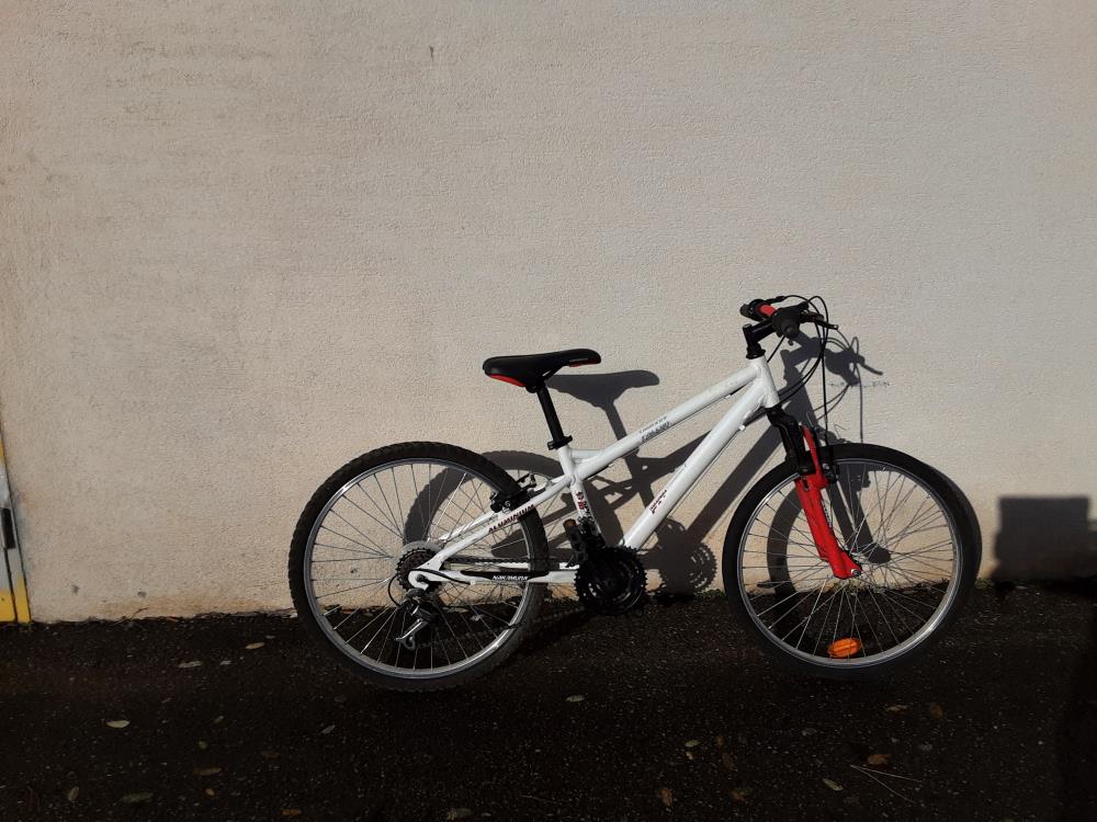 VTT ROUGE ET BLANC NAKAMURA 24 POUCES