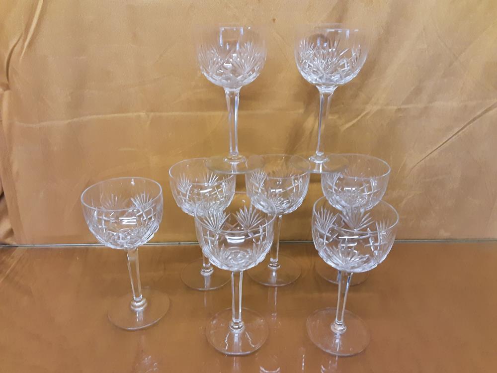 LOT DE 8 VERRES À VIN BLANC EN CRISTAL