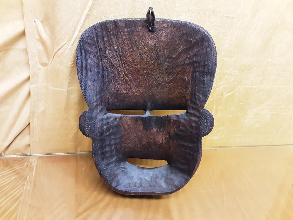 MASQUE AFRICAIN EN BOIS DECOR PERLES