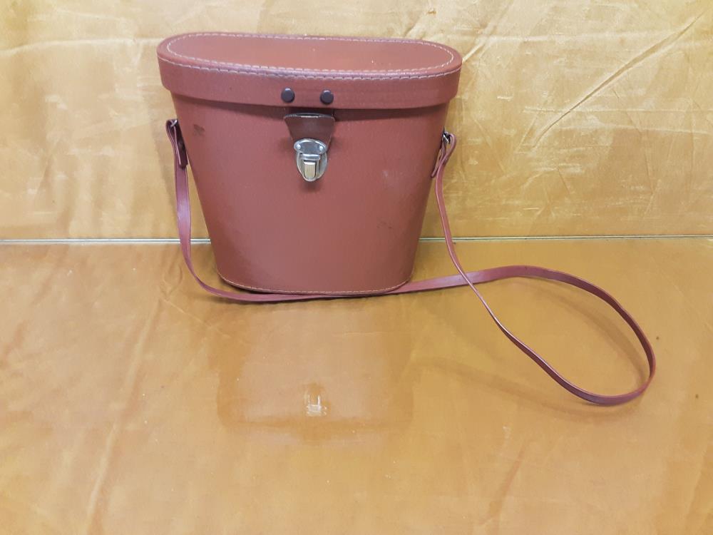 PAIRE DE JUMELLES ALPINE 10 X 50 AVEC ETUI CUIR