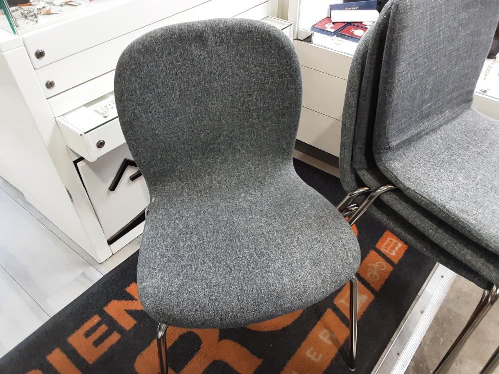 LOT DE 4 CHAISES TISSU GRIS PIEDS CHROMÉ