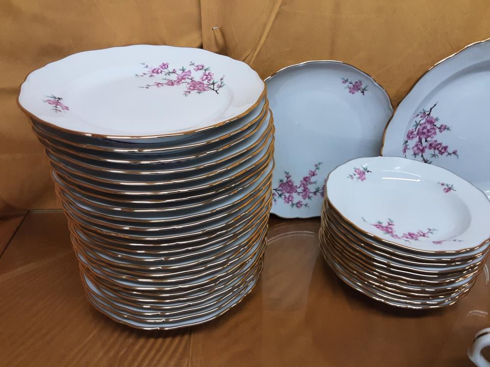 SERVICE DE TABLE 12 PERSONNES PORCELAINE DE COULEUVRE BORDURES DOREES MOTIF FLEURS ROSES