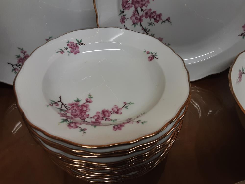 SERVICE DE TABLE 12 PERSONNES PORCELAINE DE COULEUVRE BORDURES DOREES MOTIF FLEURS ROSES