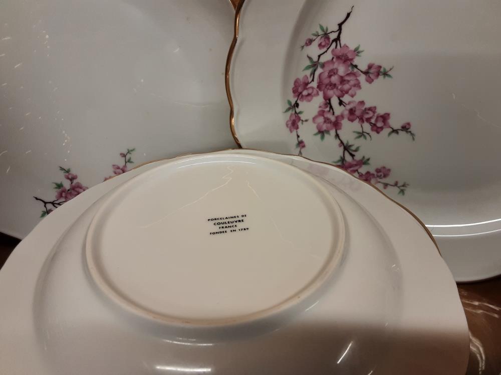SERVICE DE TABLE 12 PERSONNES PORCELAINE DE COULEUVRE BORDURES DOREES MOTIF FLEURS ROSES
