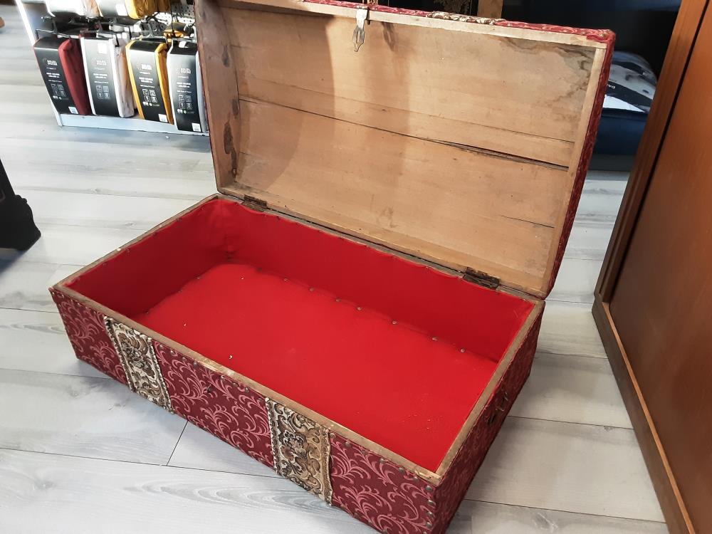 COFFRE BOMBÉ TAPISSIER TISSU ROUGE ET BRUN