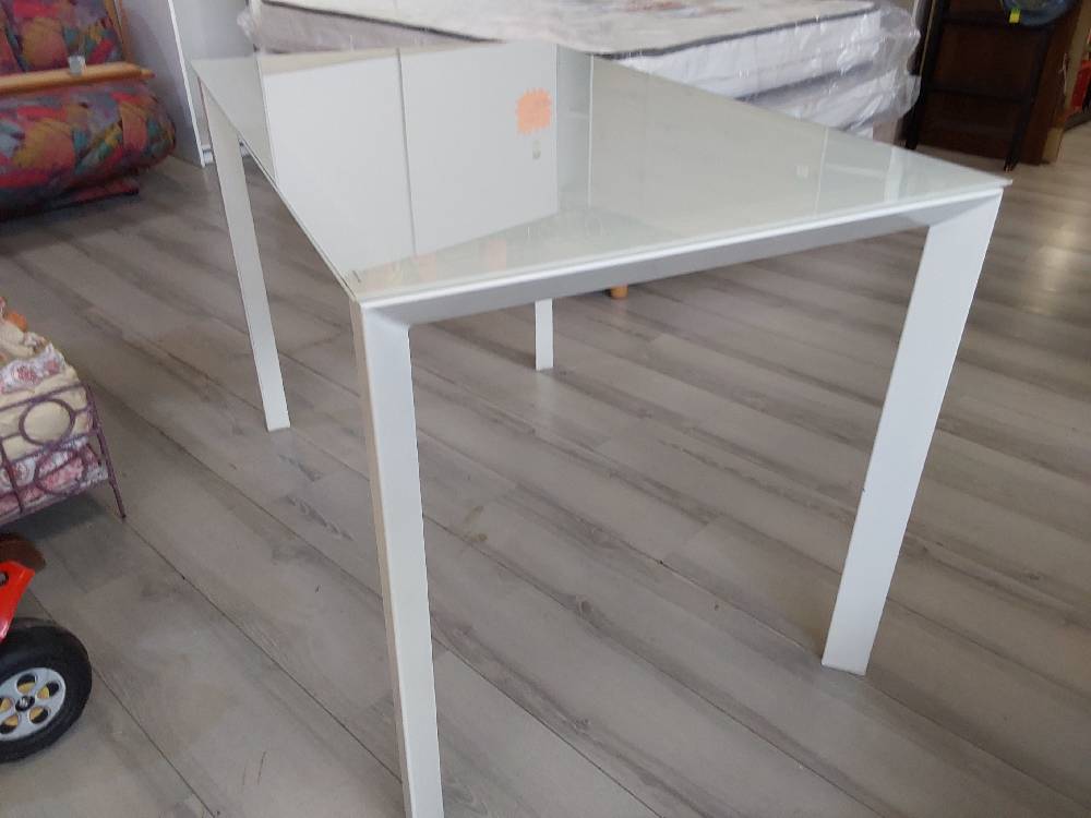 TABLE PLATEAU VERRE ET PIEDS BLANC
