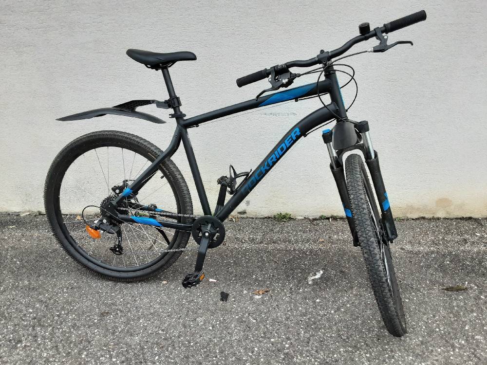 VELO ROCKRIDER NOIR ET BLEU 27.5 POUCES SERVI 1 MOIS