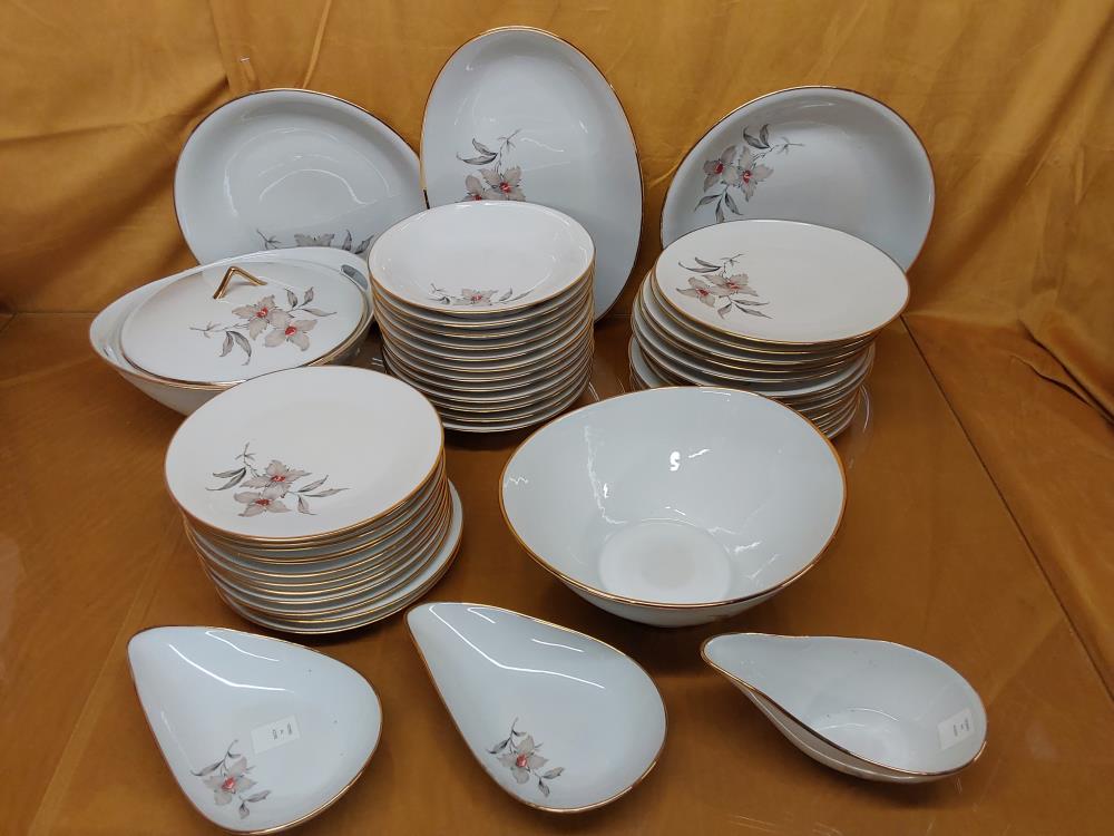 SERVICE DE TABLE PORCELAINE DE LIMOGES BORDURES DORÉES FLEURS GRISES ET ROUGES