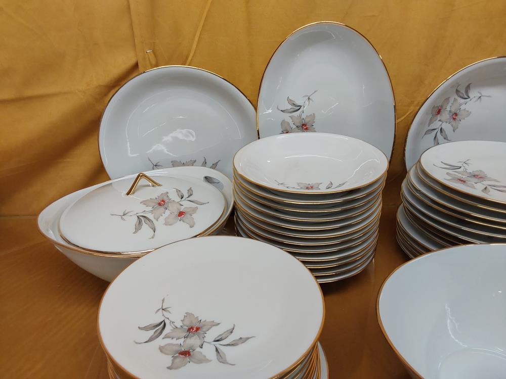 SERVICE DE TABLE PORCELAINE DE LIMOGES BORDURES DORÉES FLEURS GRISES ET ROUGES