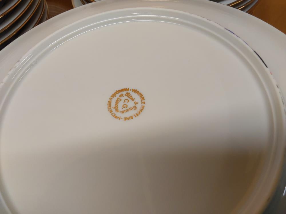 SERVICE DE TABLE PORCELAINE DE LIMOGES BORDURES DORÉES FLEURS GRISES ET ROUGES