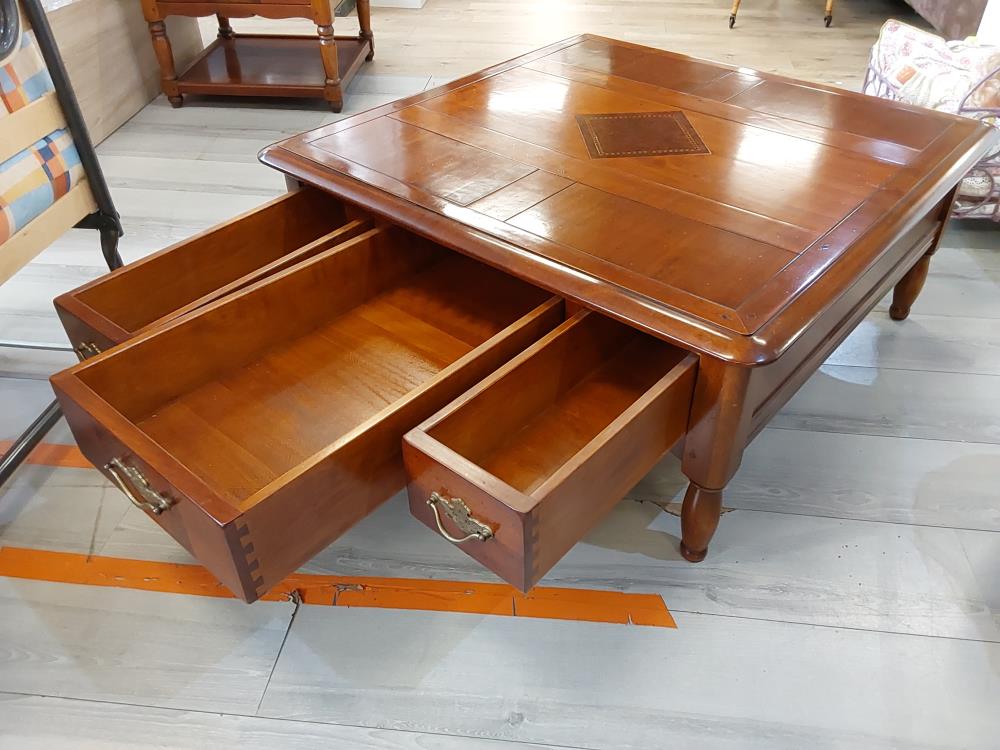 TABLE BASSE MERISIER ET MARQUETÉ 3 TIROIRS