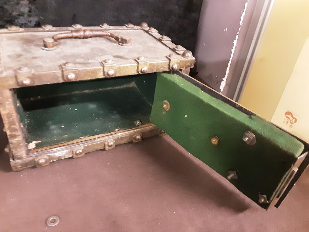 COFFRE FORT ANTIQUE EN MÉTAL