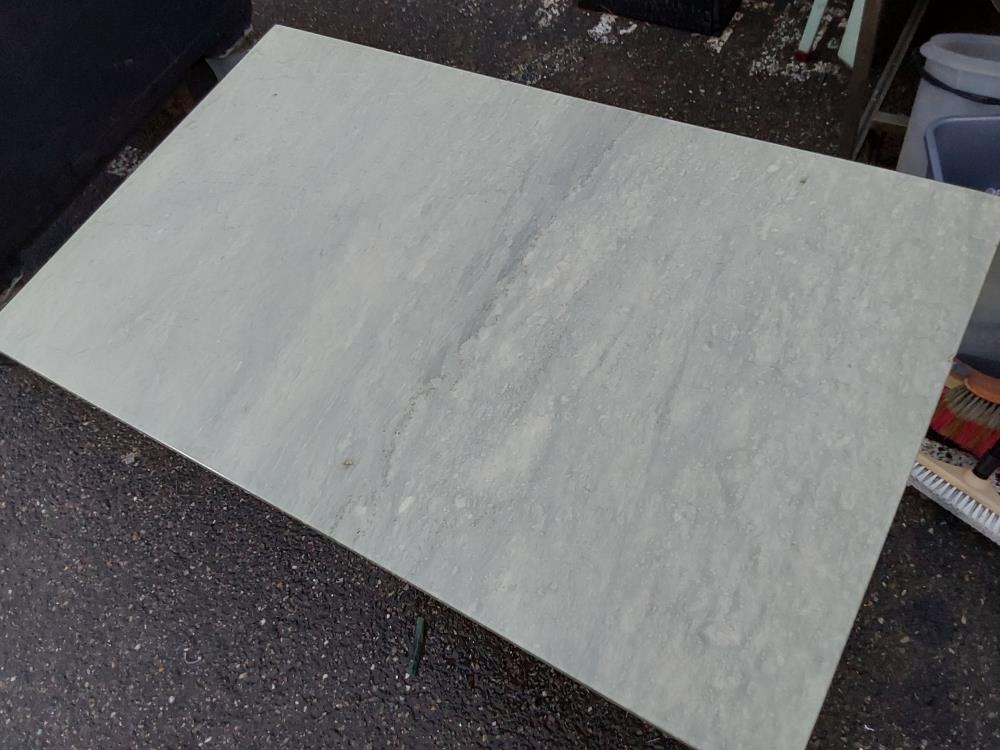 TABLE DE JARDIN PIED EN FONTE PLATEAU MARBRE VERT