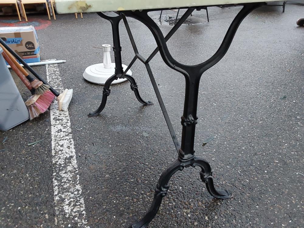 TABLE DE JARDIN PIED EN FONTE PLATEAU MARBRE VERT