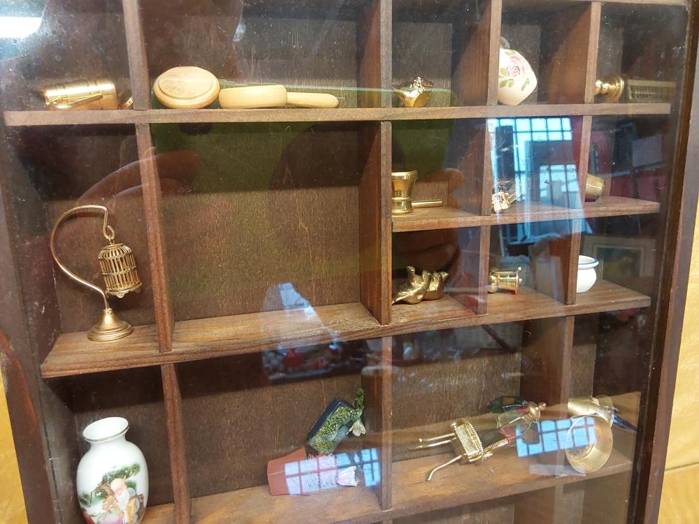 PRESENTOIR AVEC MINIATURE